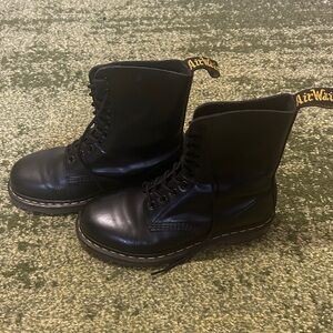 Dr. Martens Black Leather 10 Eyelet Boots Size 39
